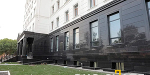 Фасад, цоколь, крыльцо и ступени из черной Гранитной плитки Black Pearl от RKS SLATE фото, купить с доставкой (3)