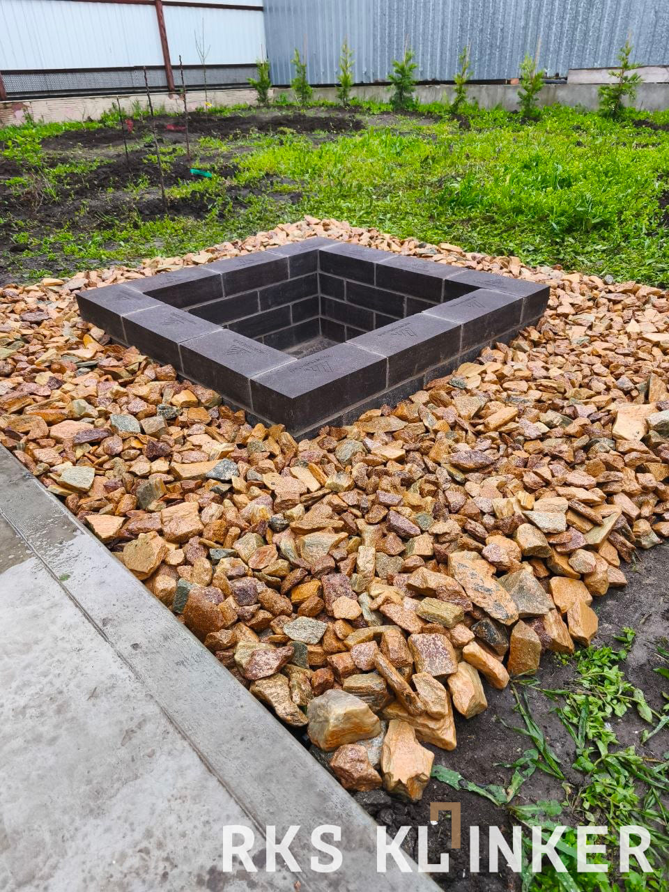 Пример кладки кострища из огнеупорного кирпича Montenegro Black Cuprum для дачи и сада