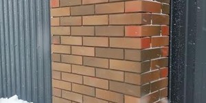 Забор их лицевого кирпича Браер кладка, гладкий