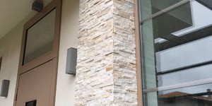 3D панели из натурального камня Кварцит Beige Quartz Classic от бренда  RKS SLATE фото фасада из камня бежевого (3)