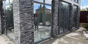Дом из натурального камня 3D мозаика из камня RKS SLATE Кварцит Monsoon Black Rockface облицовка фасада (1)