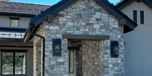 Каменный фасад дома фото 3D панели RKS SLATE Кварцит Nordic Blend Country купить с доставкой (3)