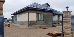Камень на фасаде фото процесса монтажа 3D панели RKS SLATE Сланец Dark Multicolor купить с доставкой (9)