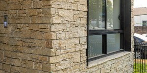Облицовка фасада натуральными каменными 3D панелями RKS SLATE Кварцит Sesame Yellow Country (5)