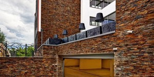 Проект дома с фасадом из Кровельного Сланца RKS SLATE Charcoal и 3D панели Сланец Cedar Slate Country Rockface Strips (5)