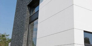 Фасад в отделке 3D панели из натурального камня Кварцит Black Quartz Classic от бренда RKS SLATE фото готового дома (10)
