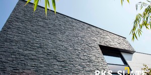 Фасад в отделке 3D панели из натурального камня Кварцит Black Quartz Classic от бренда RKS SLATE фото готового дома (15)