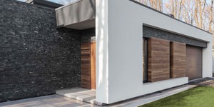 Фасад в отделке 3D панели из натурального камня Кварцит Black Quartz Classic от бренда RKS SLATE фото готового дома (4)