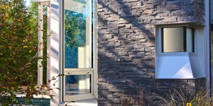 Фасад в отделке 3D панели из натурального камня Кварцит Black Quartz Classic от бренда RKS SLATE фото готового дома (6)