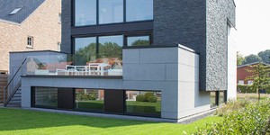 Фасад в отделке 3D панели из натурального камня Кварцит Black Quartz Classic от бренда RKS SLATE фото готового дома (8)