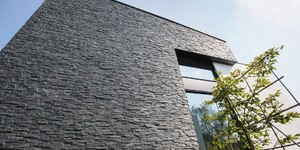 Фасад в отделке 3D панели из натурального камня Кварцит Black Quartz Classic от бренда RKS SLATE фото готового дома (9)
