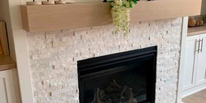 Отделка фасада камина из каменной 3D панели RKS SLATE Кварцит White Quartz Classic фото готового камина (8)