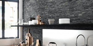 Кухонный фартук 3D панели из натурального камня Кварцит Black Quartz Classic от бренда RKS SLATE фото готовой кухни (2)