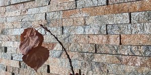 Кухонный фартук из камня 3D панели Кварцит Multi Quartz Classic от бренда RKS SLATE фото кухни (1)