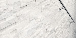 Каменная стена у лестницы фото 3D панели RKS SLATE Кварцит White Quartz Modern купить (2)