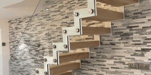 Стена лестницы из камня 3D панели RKS SLATE Мрамор Cloudy Grey фото посмотреть, заказать с доставкой камень (2)