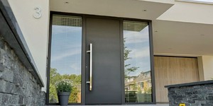 Цоколь облицованный 3D панелями из натурального камня Кварцит Black Quartz Classic от бренда RKS SLATE фото готового дома смотреть (4)