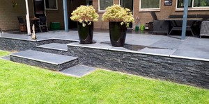 Цоколь облицованный 3D панелями из натурального камня Кварцит Black Quartz Classic от бренда RKS SLATE фото готового дома смотреть (8)