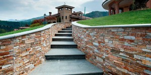 Каменный цоколь и подпорные стены фото проекта 3D панели RKS SLATE  Кварцит Biege Quartz Country заказать облицовочный камень онлайн (8)