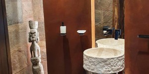 Отделка стен камнем в ванной комнате фото 3D панели RKS SLATE Кварцит Cooper Natural заказать с доставкой